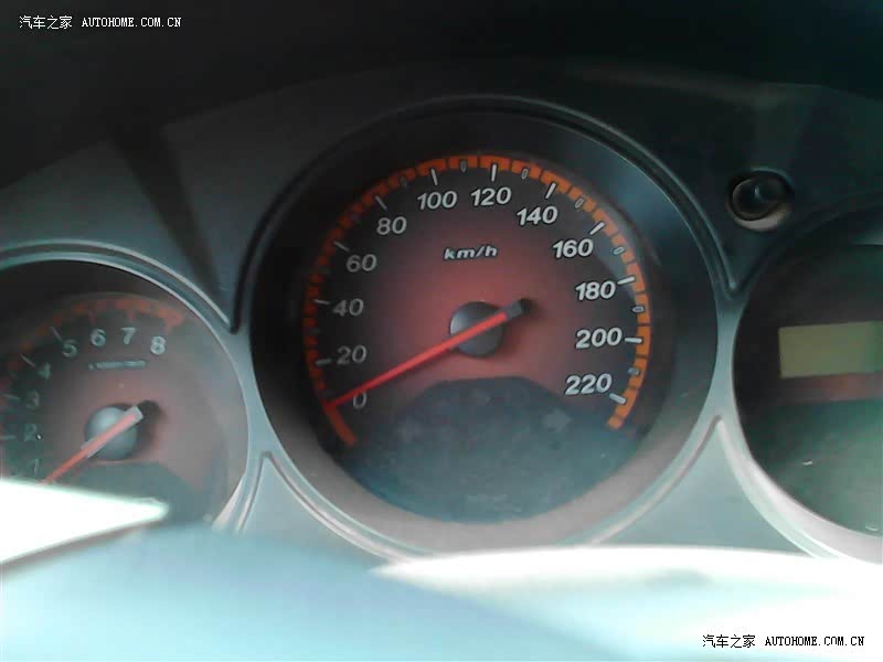 空间宽敞，操控舒适；燃油经济性较好；整车外形线条流畅