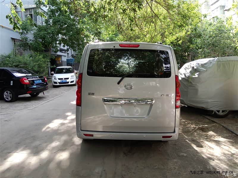 外观内饰大气好看，空间较大，拉人载货都不错！