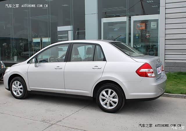 内饰精细，操控一般，油耗较低，空间比一般中级型家轿大很多