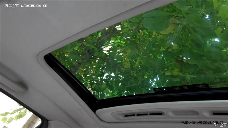 外观时尚，操控好方向轻，动力充沛，底盘稳定。