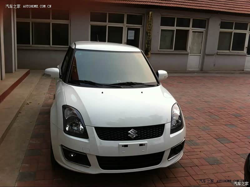 雨燕2013款自动标准版油耗较高优惠较大，性价比突出