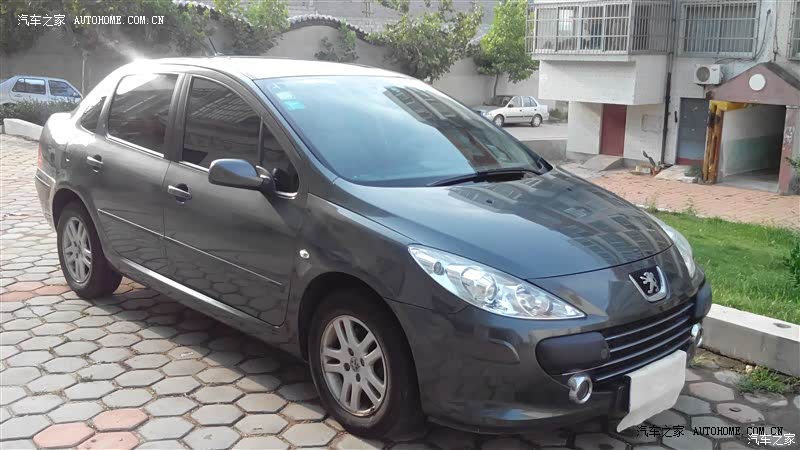 操纵性好，高速转弯稳，视野开阔，升档有顿挫感，油耗有点高。