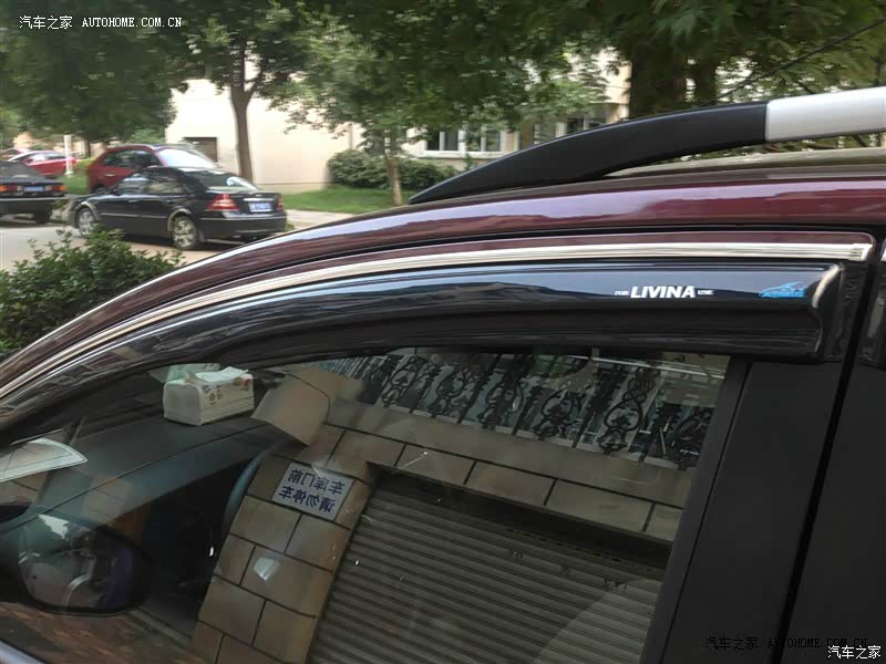 横向空间太窄，驾驶座座椅怎么调都感觉右腿很难受，载货空间奇大