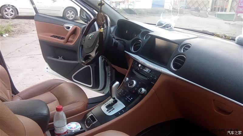 外观内饰没话说，老款性价比高，跑市区油耗还是比较高，有点颠簸