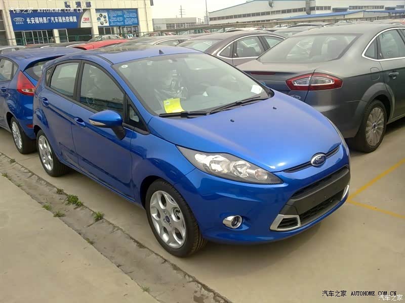 外观时尚，操控好，油耗可以接受，悬架偏硬。总体满意！