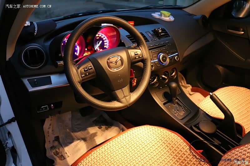 油耗偏高，外观操控同级别上乘，空间小，小毛病异响较多。