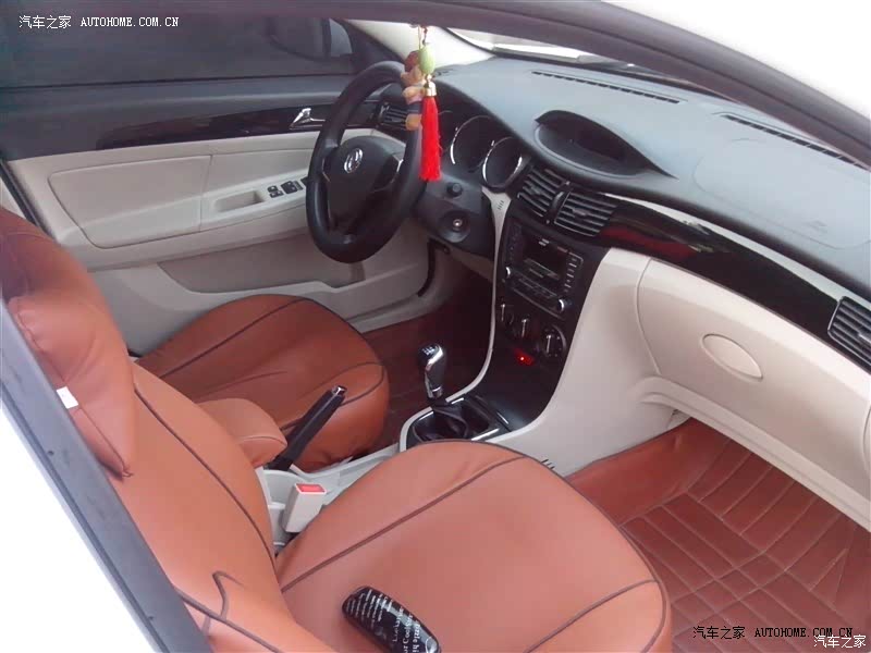 操控灵活，外观大方，配置尚可，内饰优美。