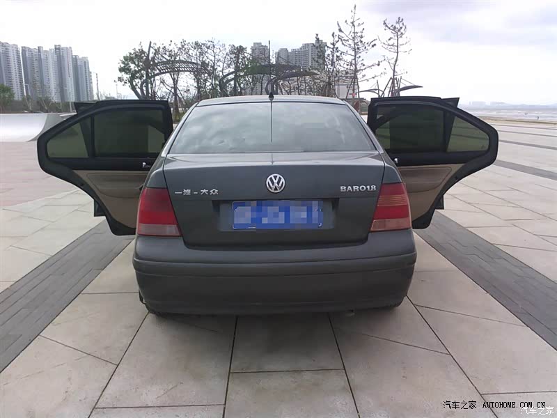 操控相当不错，1.8L动力够用，方向盘指路清晰，后排空间略小。