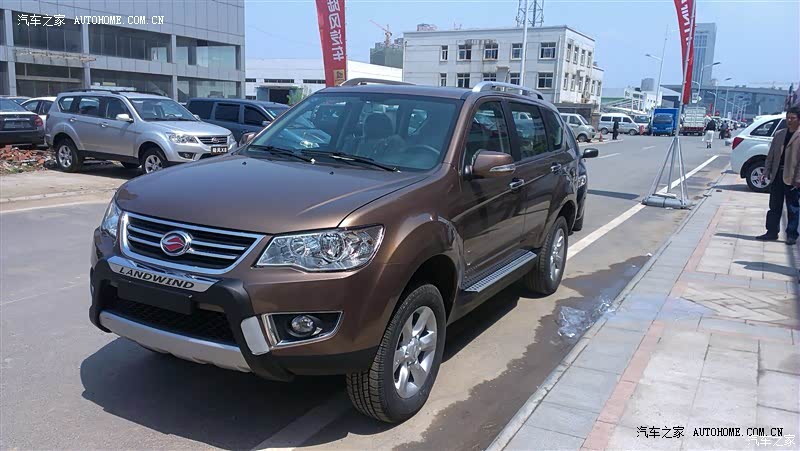 空间大，动力足，通过性好。车身高，转弯晃动大。