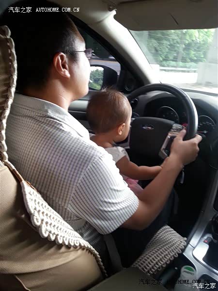 大气稳重优雅，方向盘和喇叭比较重，适合男人开，不能MP3播放