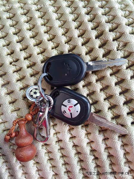 车身匀称，内饰简洁，配置丰富，空间充裕，动力很好.操控较好