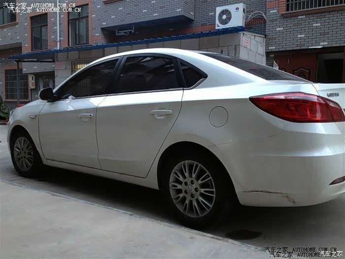 代步用用，后悔选白色珍珠漆了，油耗在6毛多点，车内隔音一般。