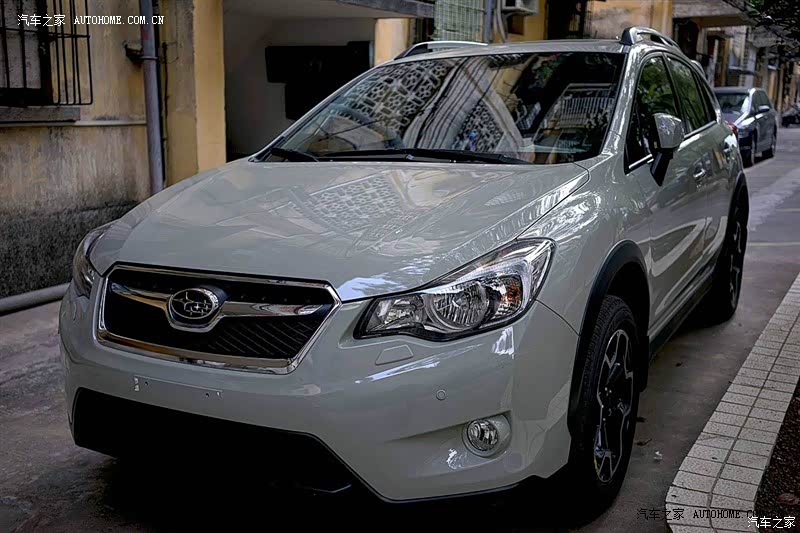 操控精准起步油门过于灵敏。中速油耗低，胎噪稍高，灵巧悦目