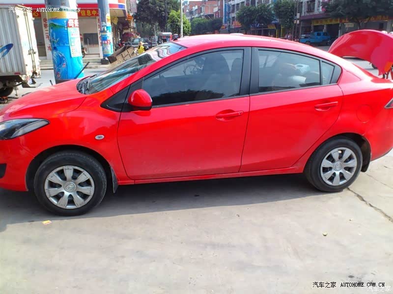 外观运动，内饰特别，车子小巧玲珑，在城里穿梭自由，很不错。