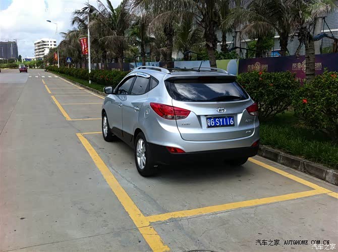 外观靓，内饰稳，储物格略显不足。动力够用，操控性强，很够用。