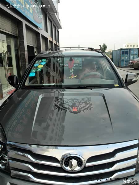 哈弗H3空间大，操控灵活，方向盘轻，底盘高，外形很有硬派风格。