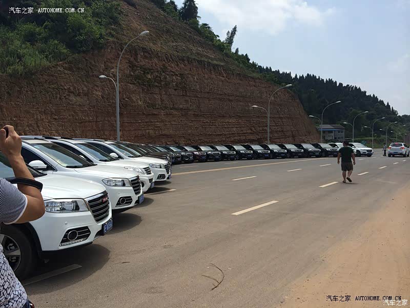 开了一年了坐起来很舒服座椅柔软。空间大，动力总成方面很尴尬。