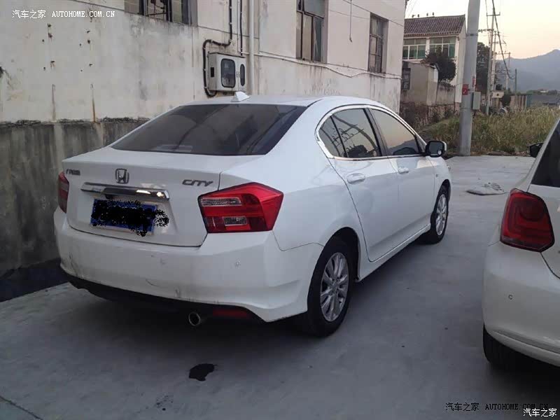 外观小巧，内饰精美，空间一般，动力尚可，油耗较低，驾驶舒适。