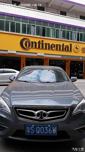 起步由于涡轮没有介入比较肉，底盘悬挂有萨博基因，整体调校运动