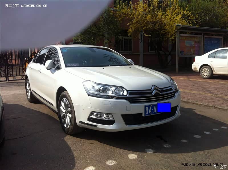 舒适的驾乘，大气的外观，独特的设计，虽有遗憾，瑕不掩瑜！