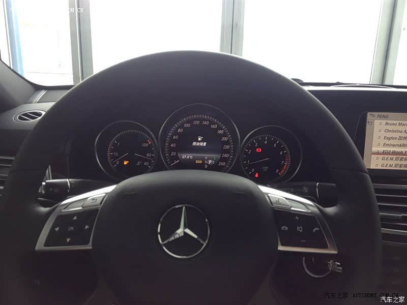 方向很轻，女孩子也很好操控，没有想象中的“车大难操控”。