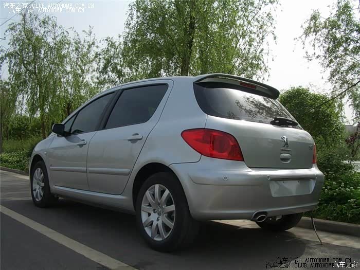 2.0搭配手动五速变速箱，动力强劲、发动机提速线性都很优越。