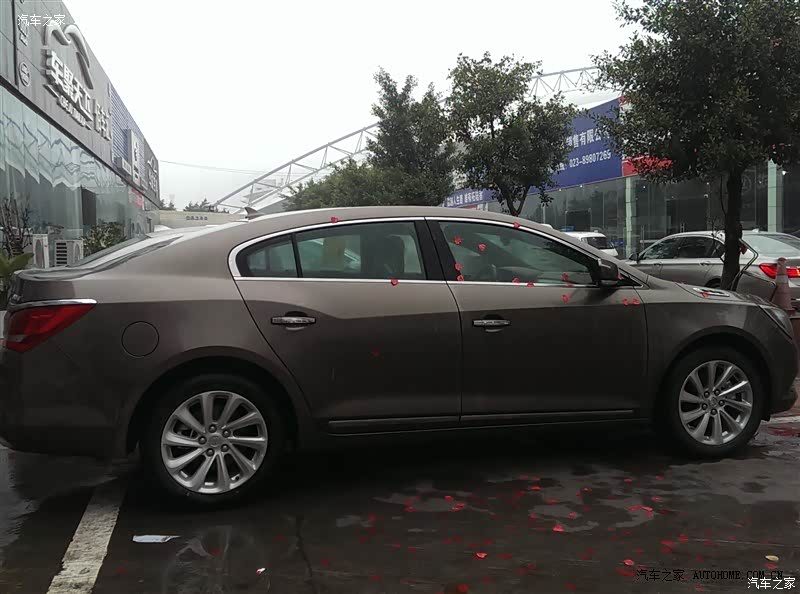 君越这车买了绝不会后悔，内饰豪华，配置高，30万内最好没有之一