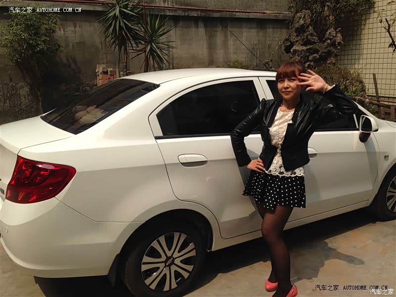 媳妇当车模，第一辆车，有了它方便多了。