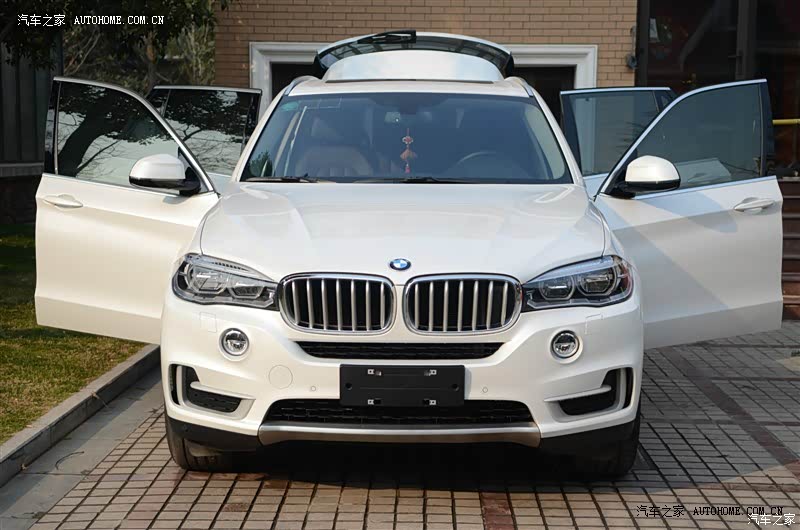 2014款中规尊享，白色外观霸气外露，内饰氛围灯效果十分迷人。