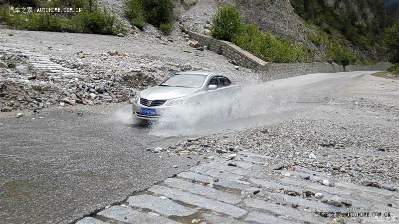 原创外观漂亮 机械水准高 空间宽敞够用 隔音降噪鸡肋 油耗满意