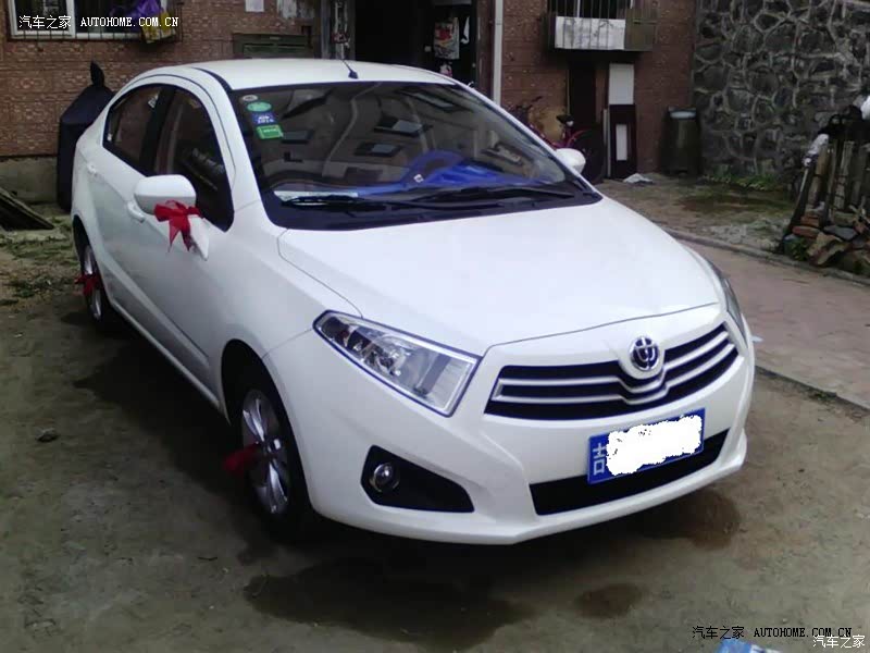 小车空间很大，很实用， 最可贵的就是油耗小。