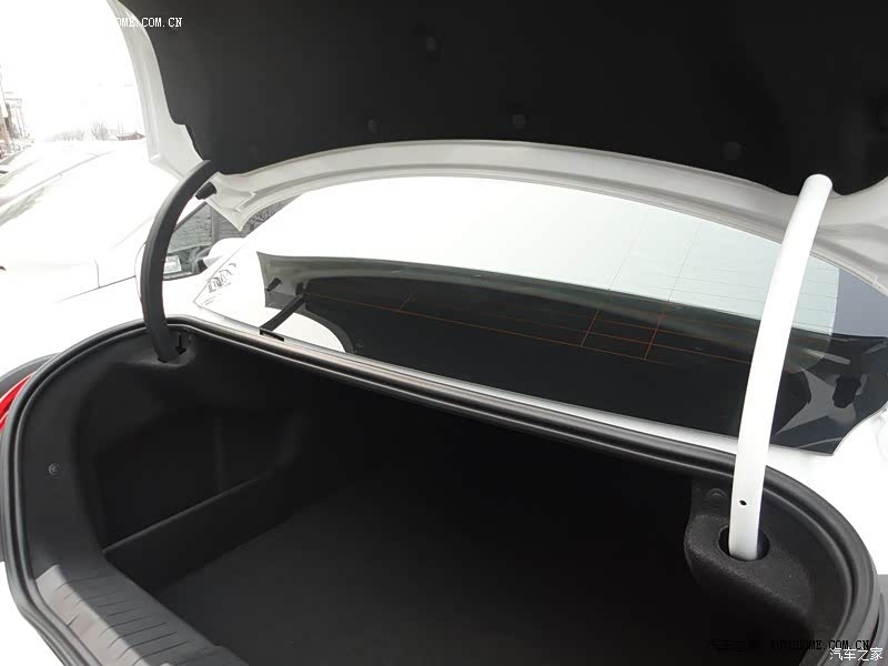 做工优良、行驶厚重、操控尚佳、底盘偏低、油耗较高、空间偏小。