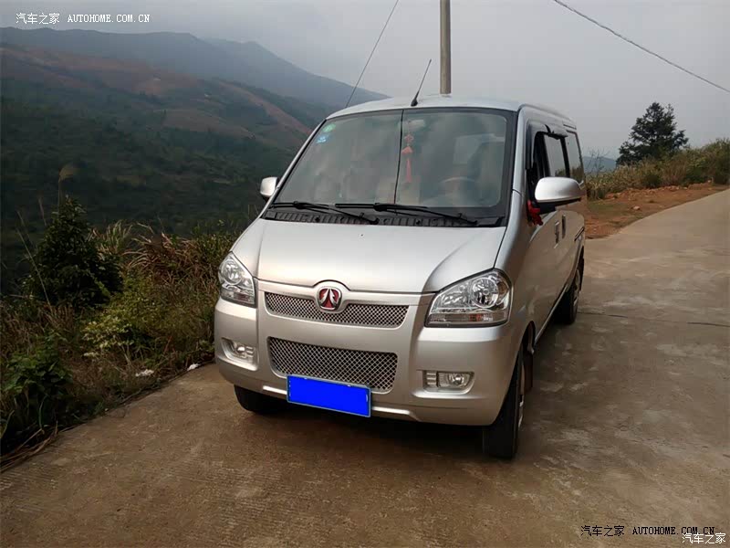 舒适性一般，减震有点硬，转弯车身稳定性不好行驶中车身异响严重