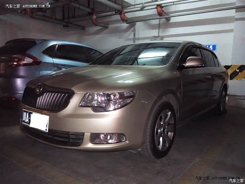 平时一个人上下班开车辆油耗相当低，车内空间大，性价比高。