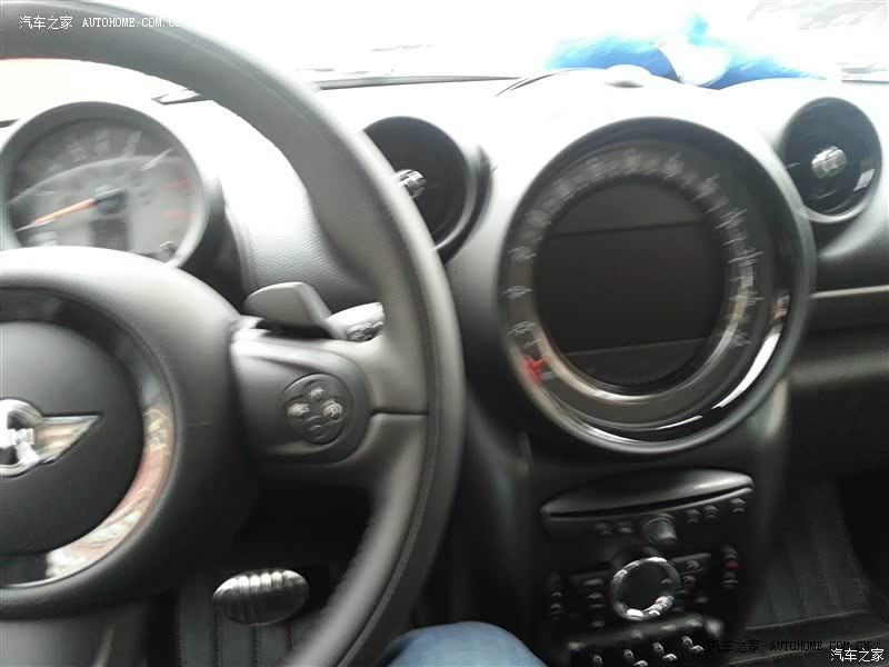 外观大爱、操控好、悬挂偏硬、内饰可爱，十分喜欢的精致小车