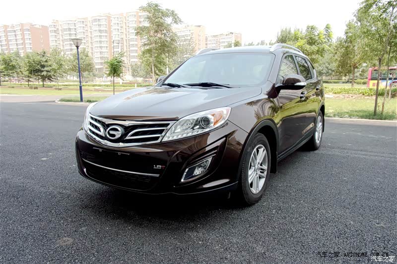 摩卡棕外形拉风，配置丰富，安全性很高，驾驶感稳重。