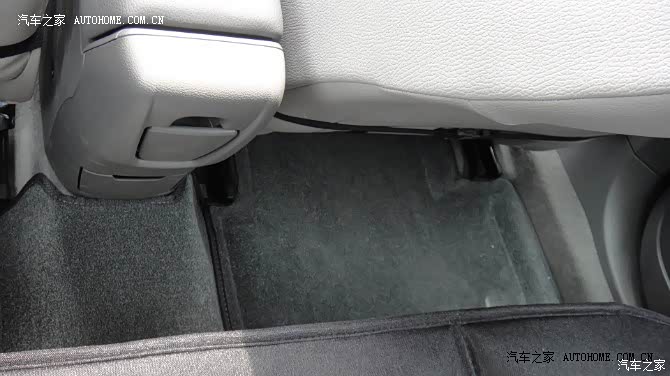 外形靓丽，操控优秀，底盘不错，车身重，开起来很稳，油耗稍高