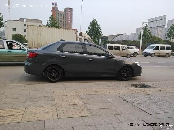 油耗、空间、操控不错，发动机噪音大，外观线条不和谐，刹车软