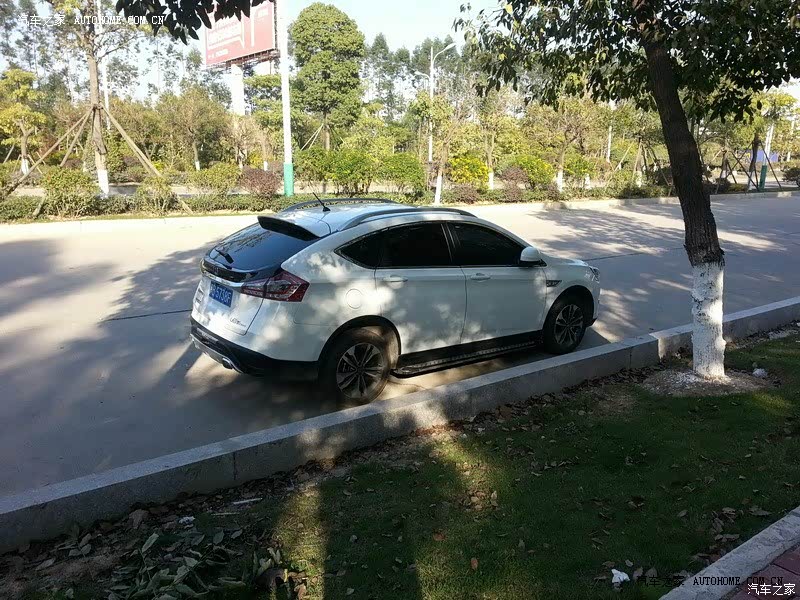 外观时尚 内饰一般 空间宽敞 座椅舒适 减震 隔音不好 玻璃窗异响