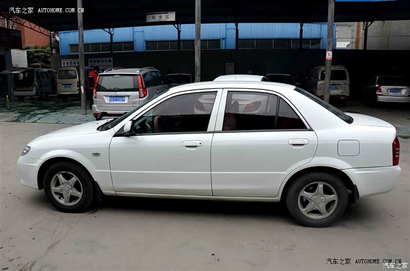 一辆日常代步和长途自驾兼顾不错的家用轿车。