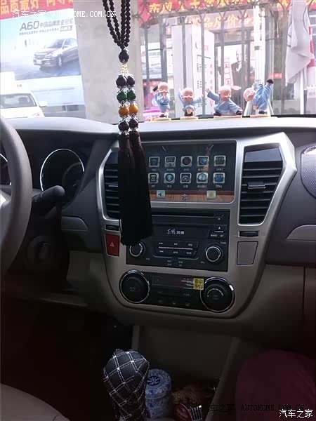 减震硬尤其是过减速带时，胎噪高速上大，车漆真的很薄，别的还好