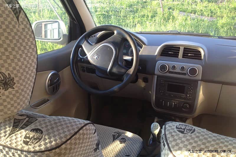 空间小，动力一般，底盘较高，后驱动冰雪路面容易甩尾。