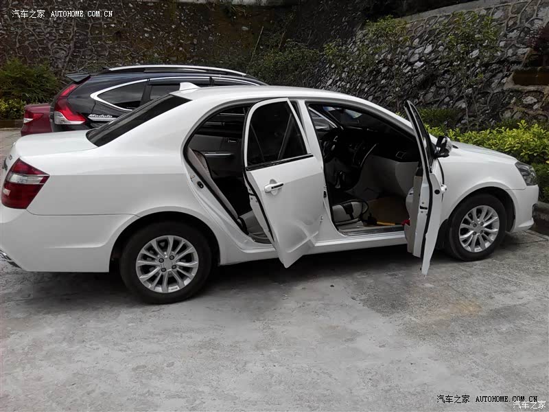 价格亲民车好看又省油，尤其是后尾箱那就是一个字:大。