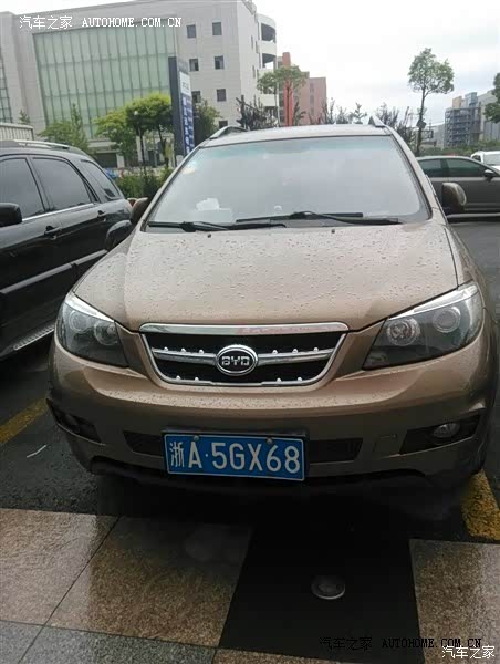 空间够大，视线很好，舒适度一般。