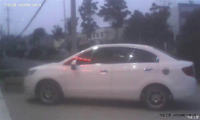 赛欧时尚的外观很适合年轻人外观小巧空间大保养便宜