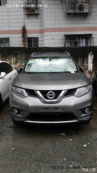 空间大，外型时尚，配置相比其他同级车型高。