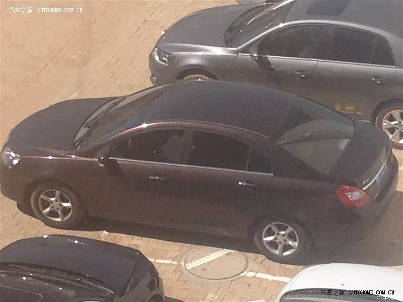 车子造型不错，空间尚可。只是车子的隔音不好，避震太硬。