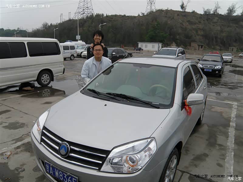 5万的小车空间比较满意使用较为经济适合工薪阶层入门级别使用。