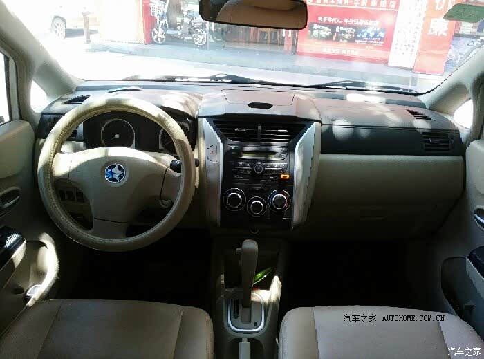 空间大，发动机安静，音响不错，油耗市区9个左右高速不到7个