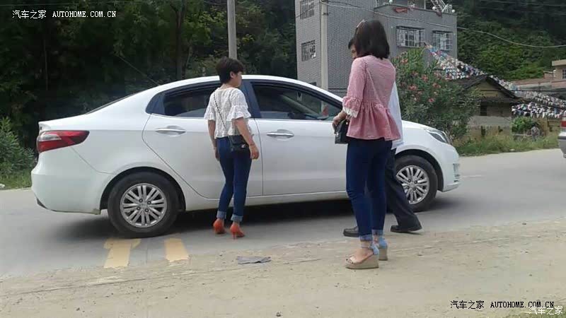 没有中央扶手真的很不习惯，大灯微暗晚上真的难受，都看不清了。